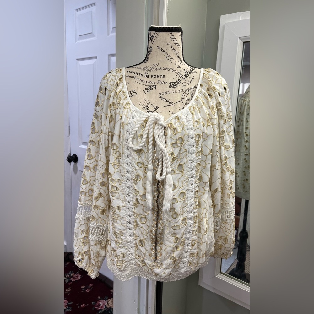 Venus eyelet top size medium